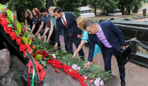 Работники Минэкономики возложили цветы к мемориалу на Военном кладбище в Минске Работники Минэкономики возложили цветы к мемориалу на Военном кладбище в Минске